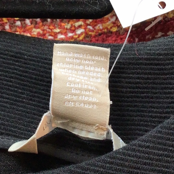 black short sleeve top with zipper in back - Picture 6 of 7